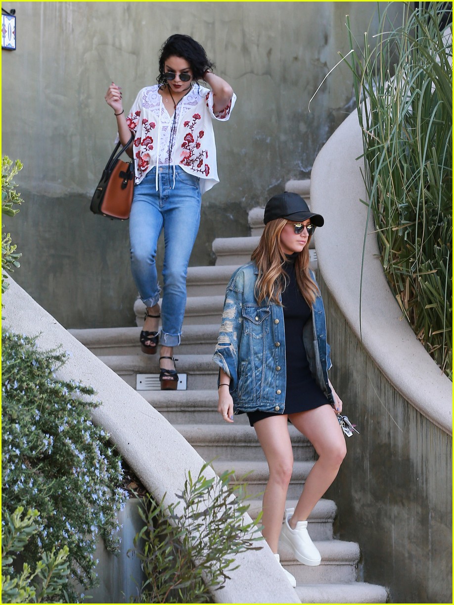 vanessa hudgens hangs out with ashley tisdale 01