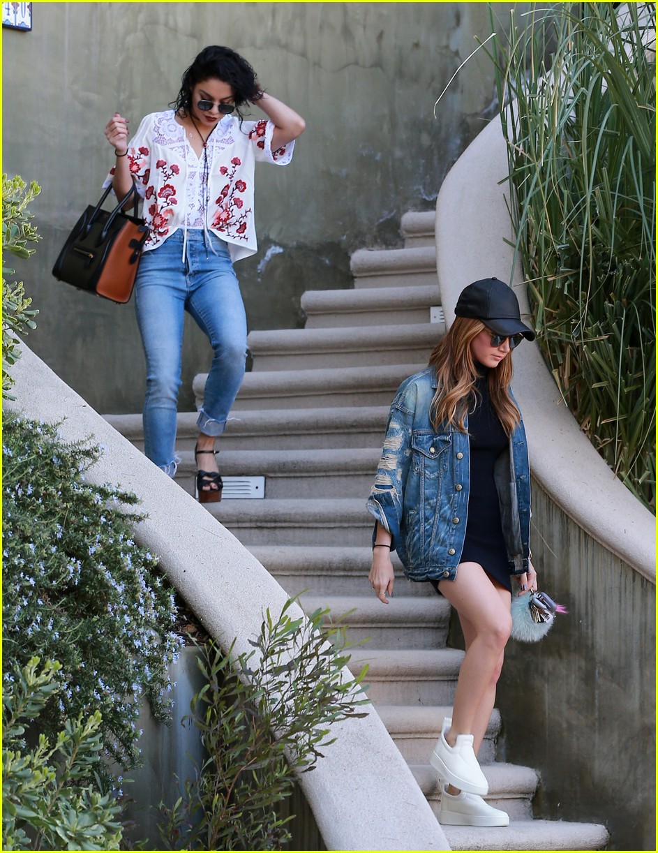 vanessa hudgens hangs out with ashley tisdale 08