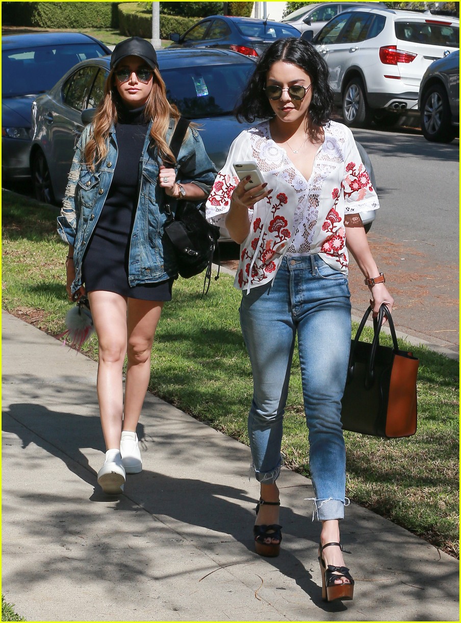 vanessa hudgens hangs out with ashley tisdale 15