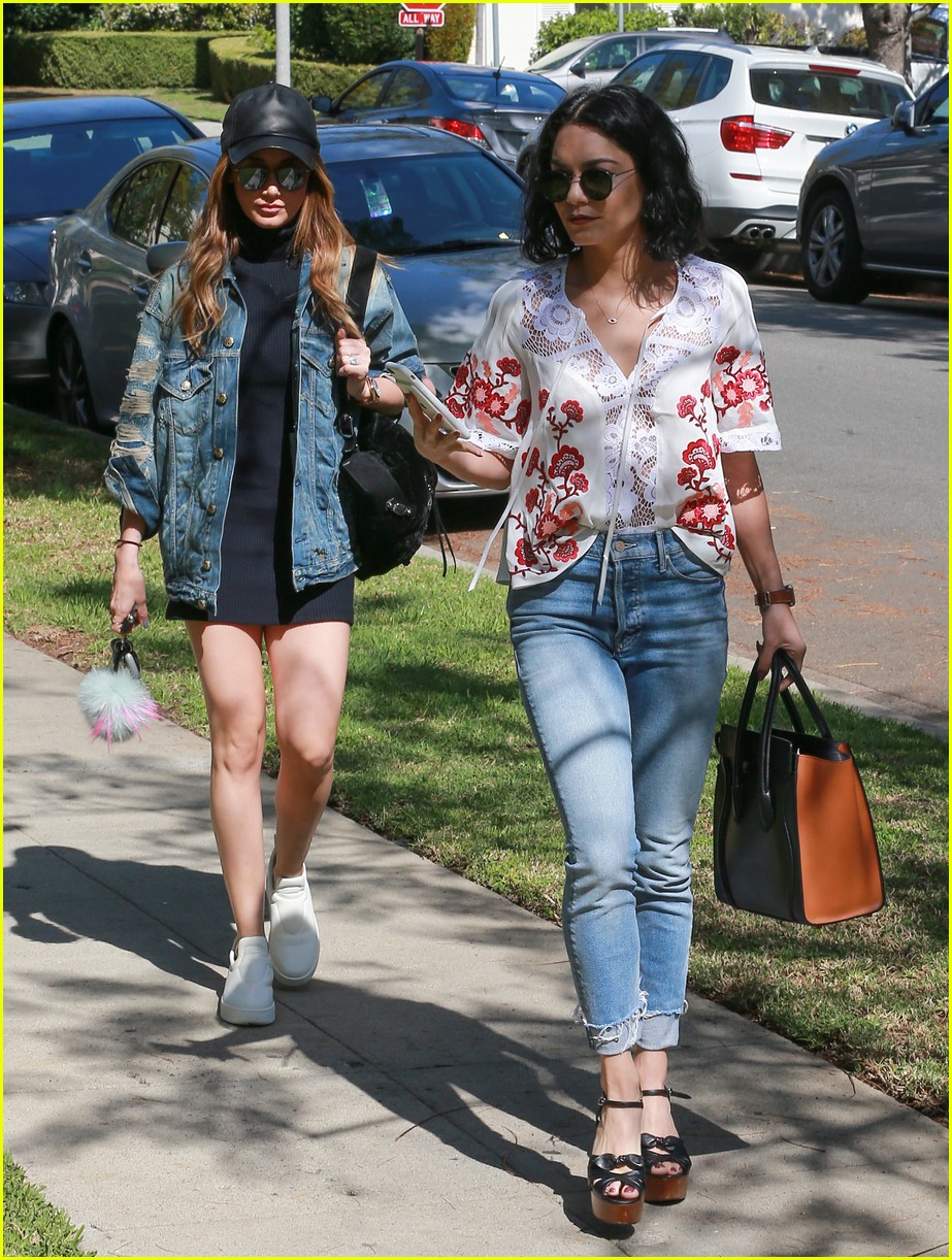 vanessa hudgens hangs out with ashley tisdale 16