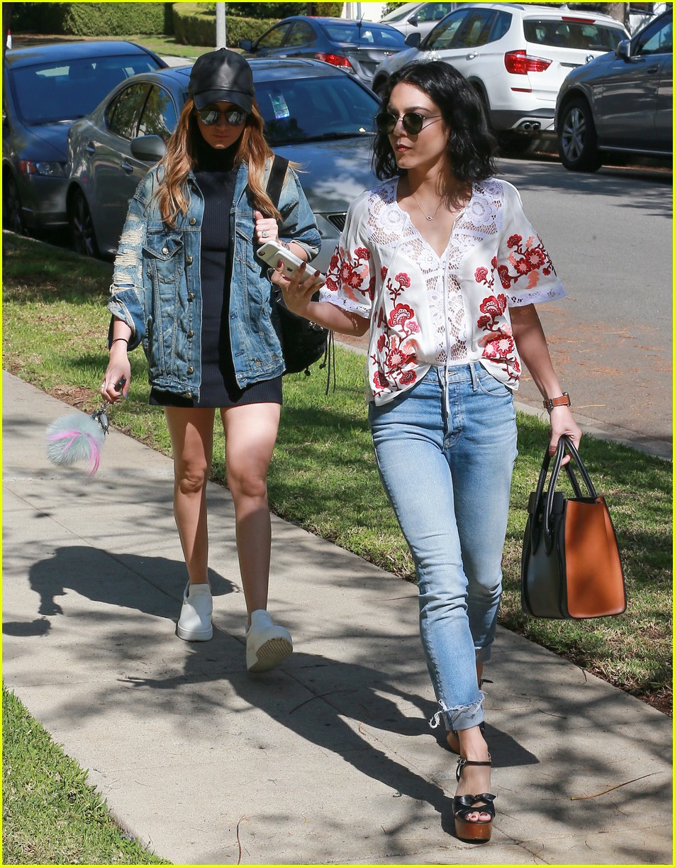 vanessa hudgens hangs out with ashley tisdale 17