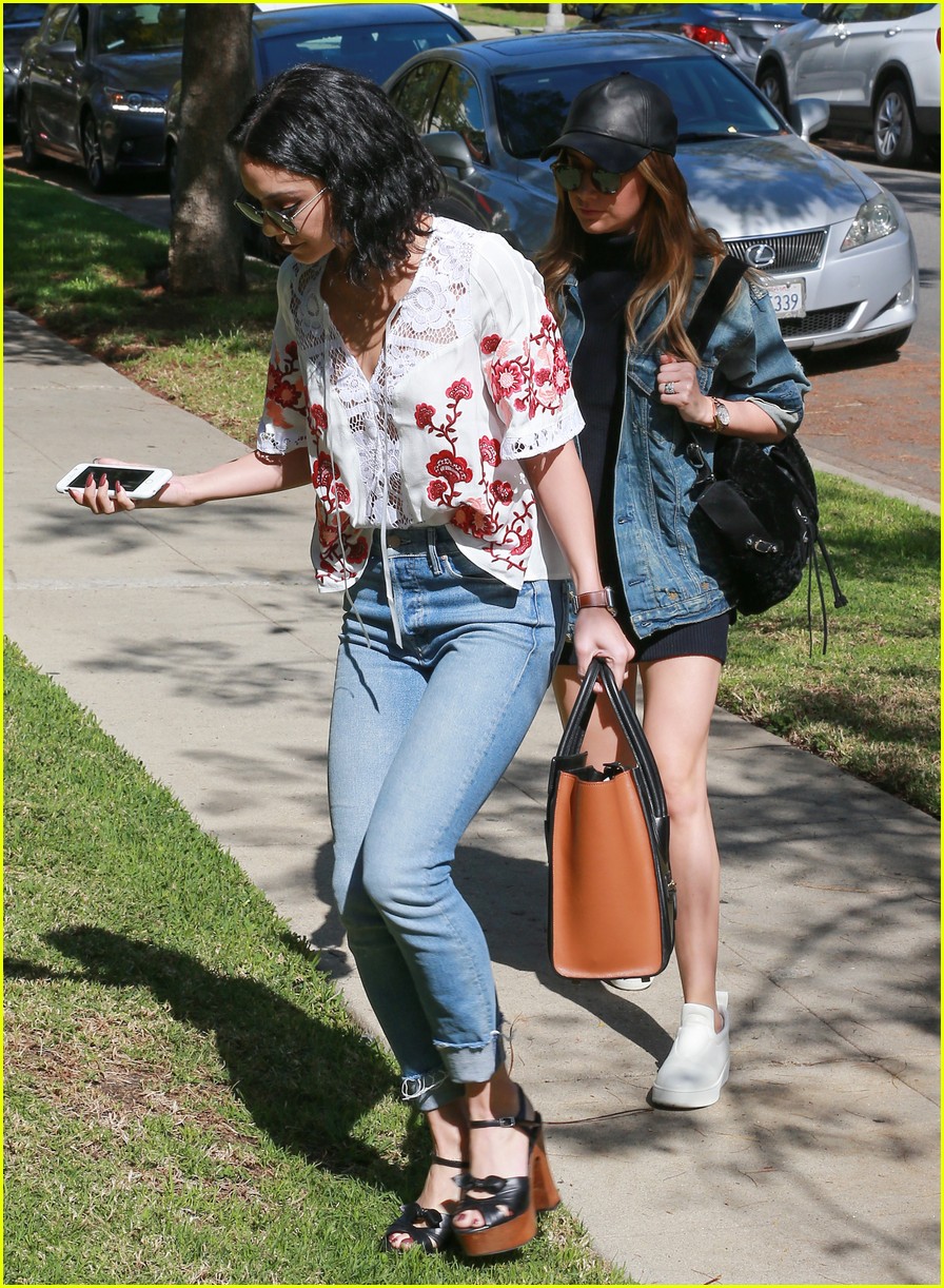 vanessa hudgens hangs out with ashley tisdale 19