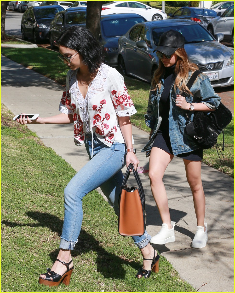 vanessa hudgens hangs out with ashley tisdale 20