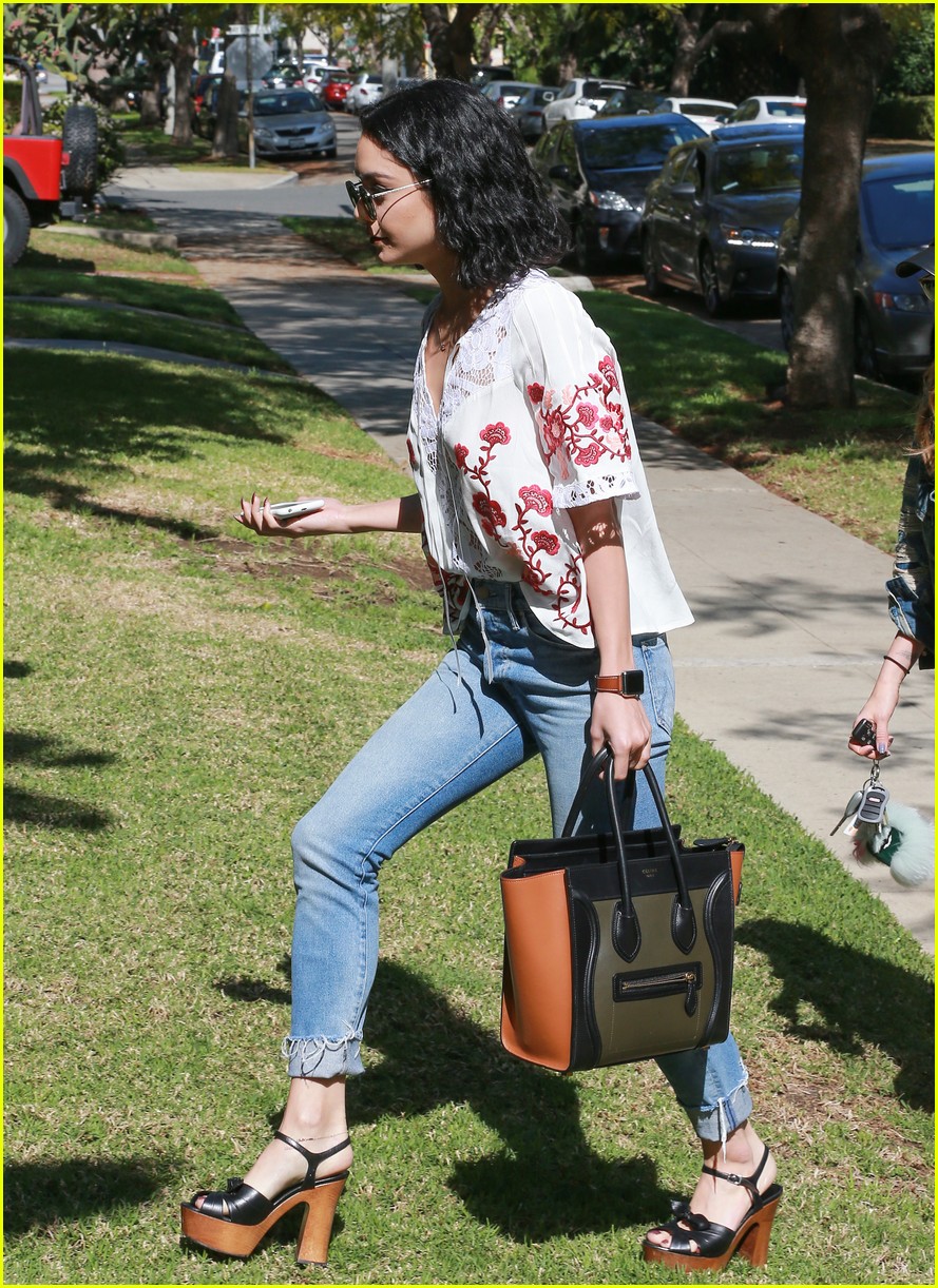 vanessa hudgens hangs out with ashley tisdale 21