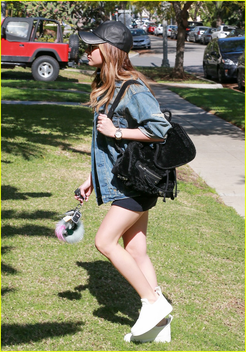vanessa hudgens hangs out with ashley tisdale 22
