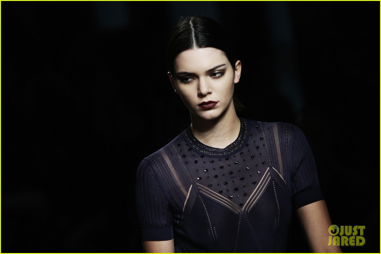 kendall jenner jumps out of car before it crashes 04