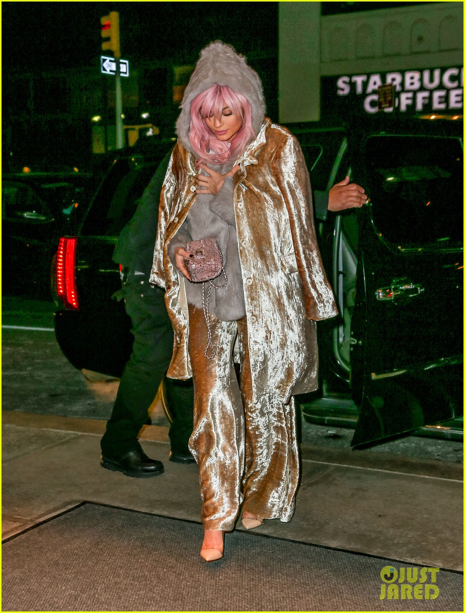 kylie jenner gold outfit pink hair perfect valentines 01