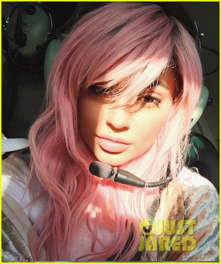 kylie jenner gold outfit pink hair perfect valentines 02