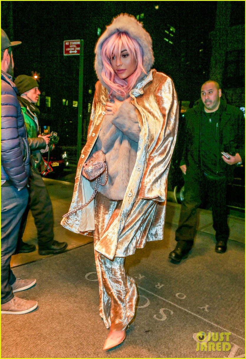 kylie jenner gold outfit pink hair perfect valentines 03