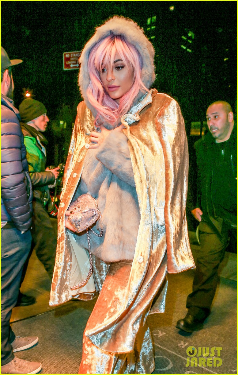 kylie jenner gold outfit pink hair perfect valentines 06