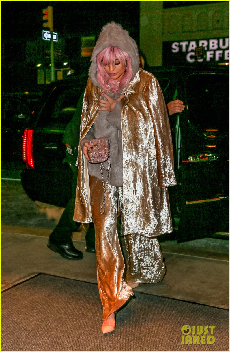 kylie jenner gold outfit pink hair perfect valentines 17