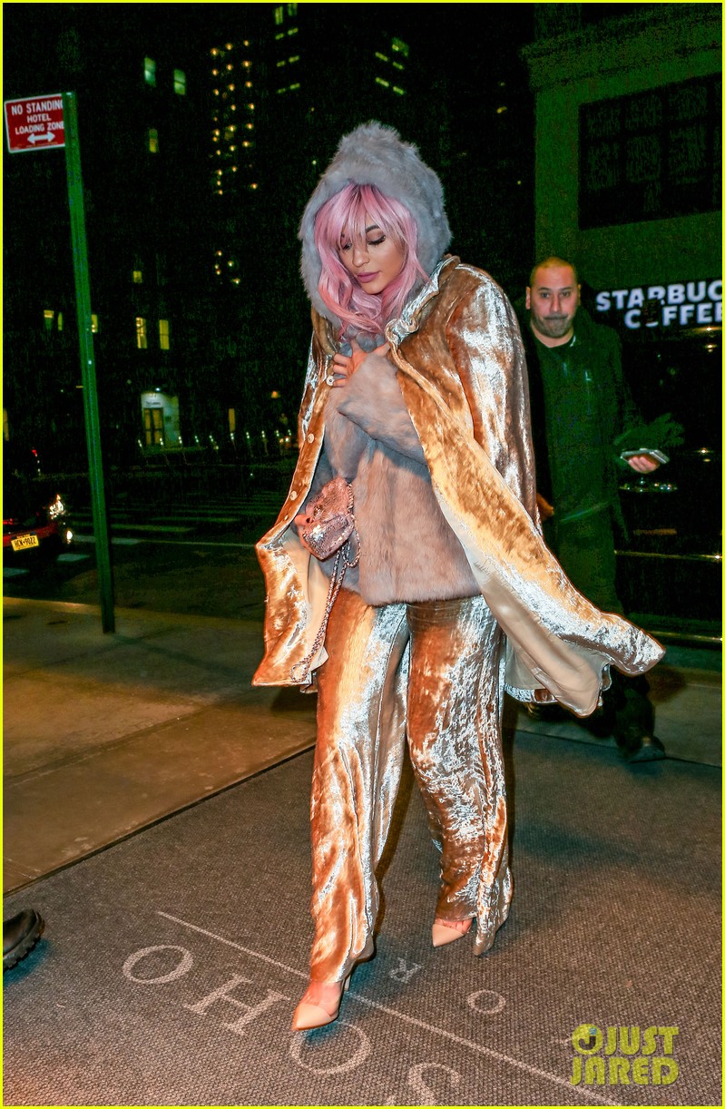 kylie jenner gold outfit pink hair perfect valentines 22