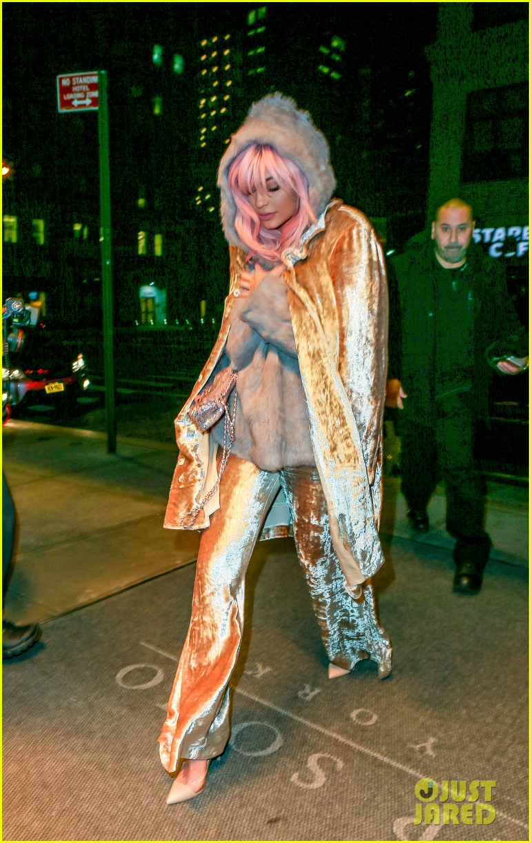 kylie jenner gold outfit pink hair perfect valentines 23