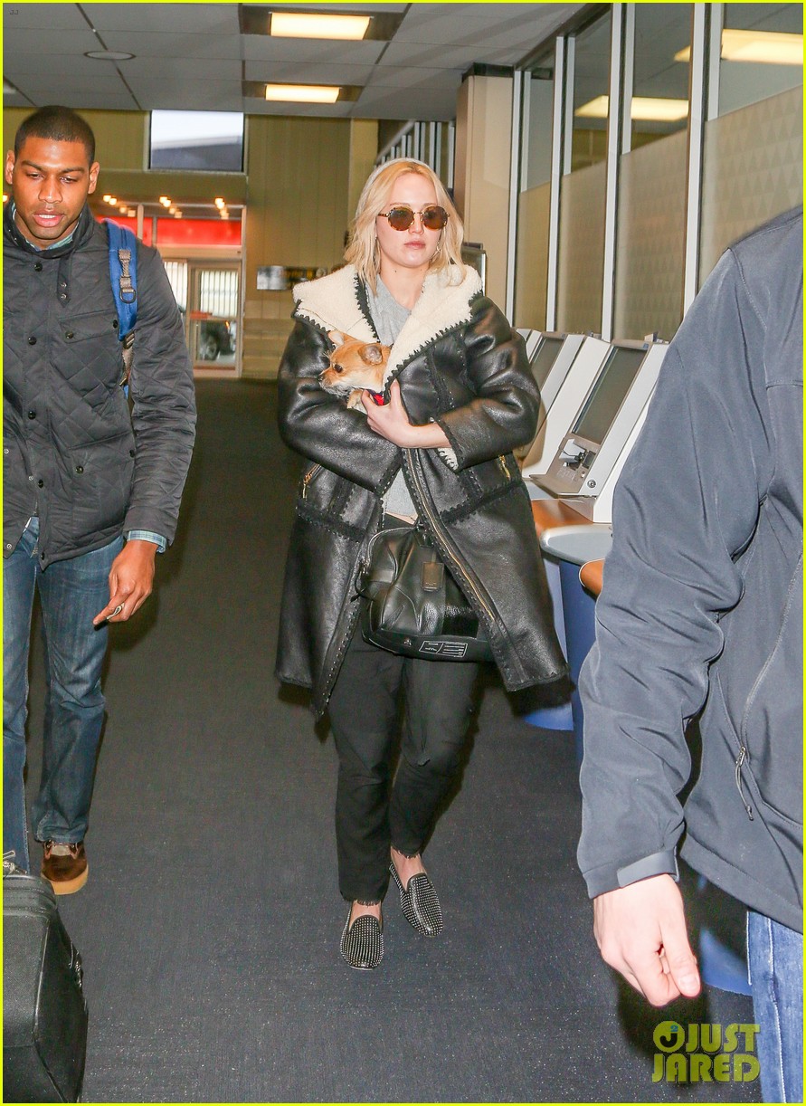 jennifer lawrence jets out of nyc with pippi 06