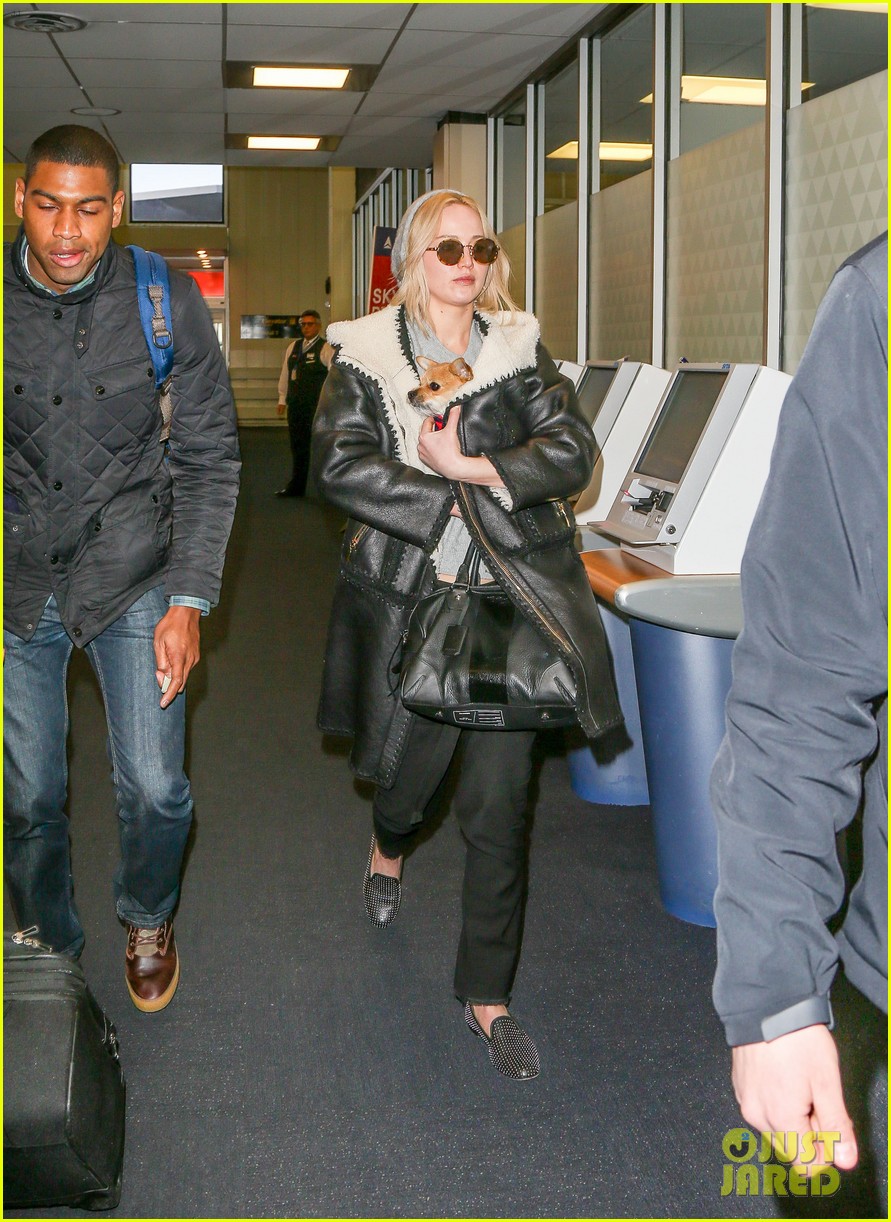 jennifer lawrence jets out of nyc with pippi 08
