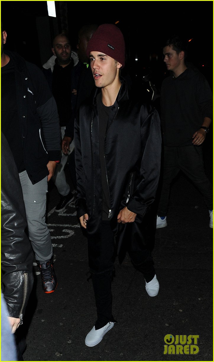 justin bieber greets fans outside club 04