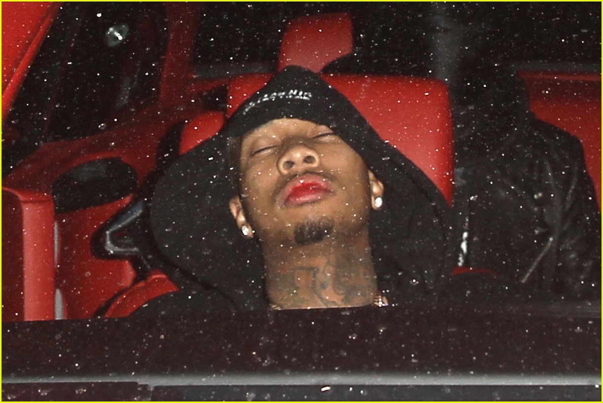kylie jenner chris brown tyga passes out 03