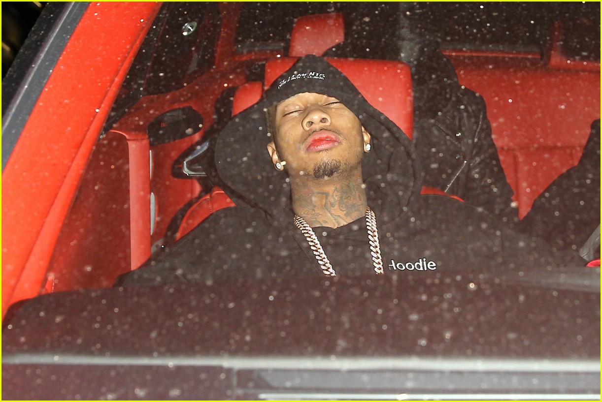 kylie jenner chris brown tyga passes out 28