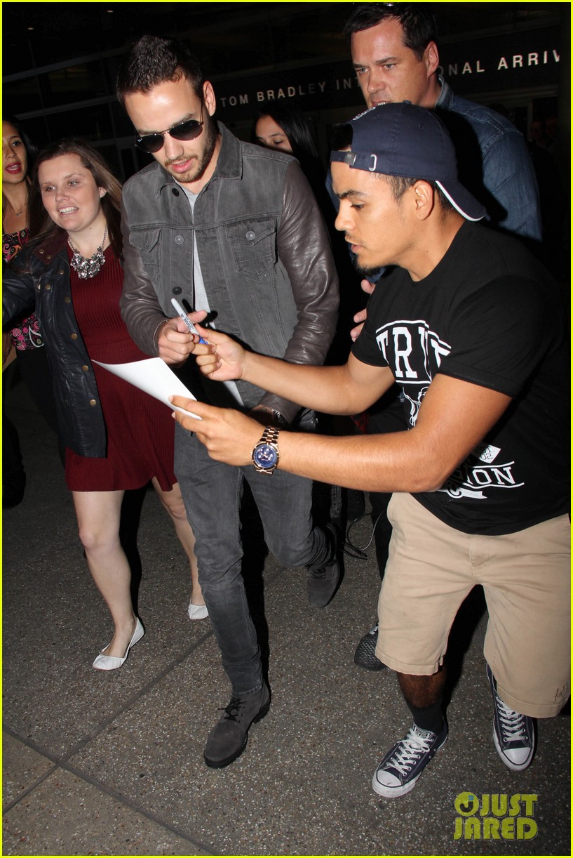 liam payne is bombareded by fans at airport 07