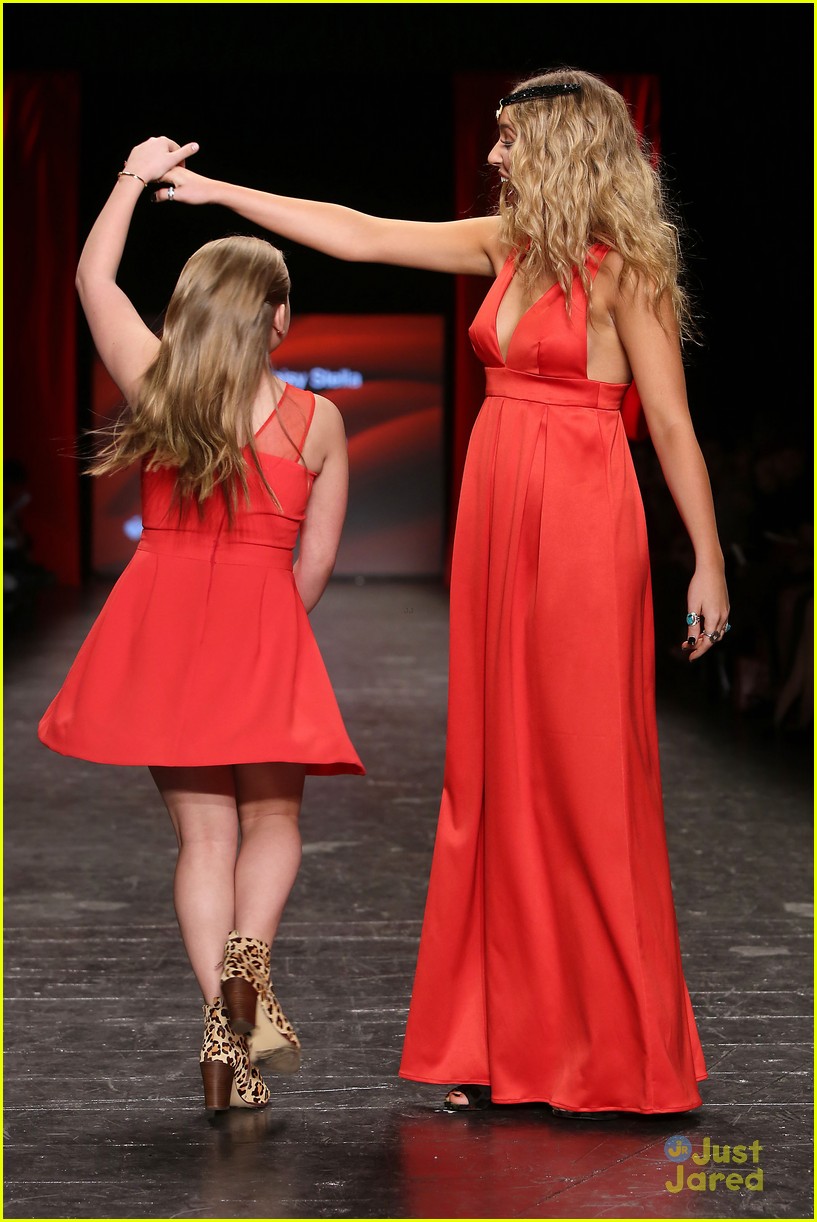 lennon maisy maddie tae go red nyfw shows 04