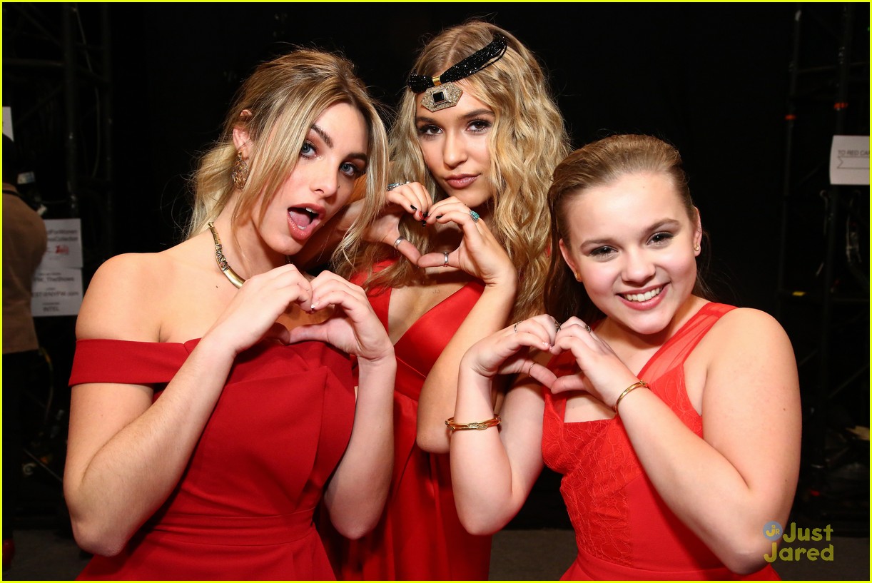 lennon maisy maddie tae go red nyfw shows 07