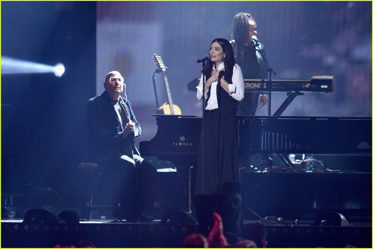 lorde performs david bowie tribute brits 01