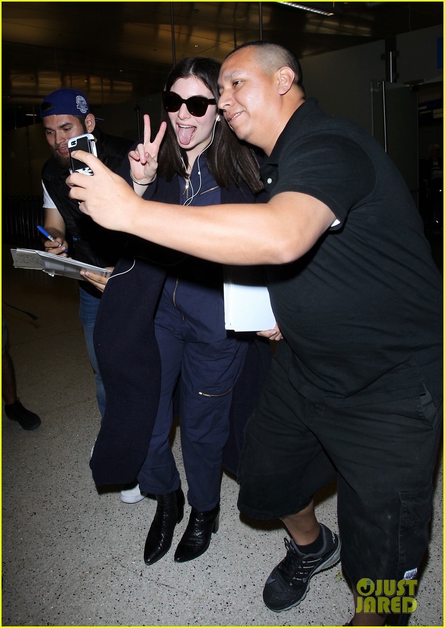 lorde admits nervousness bowie brits lax airport 02