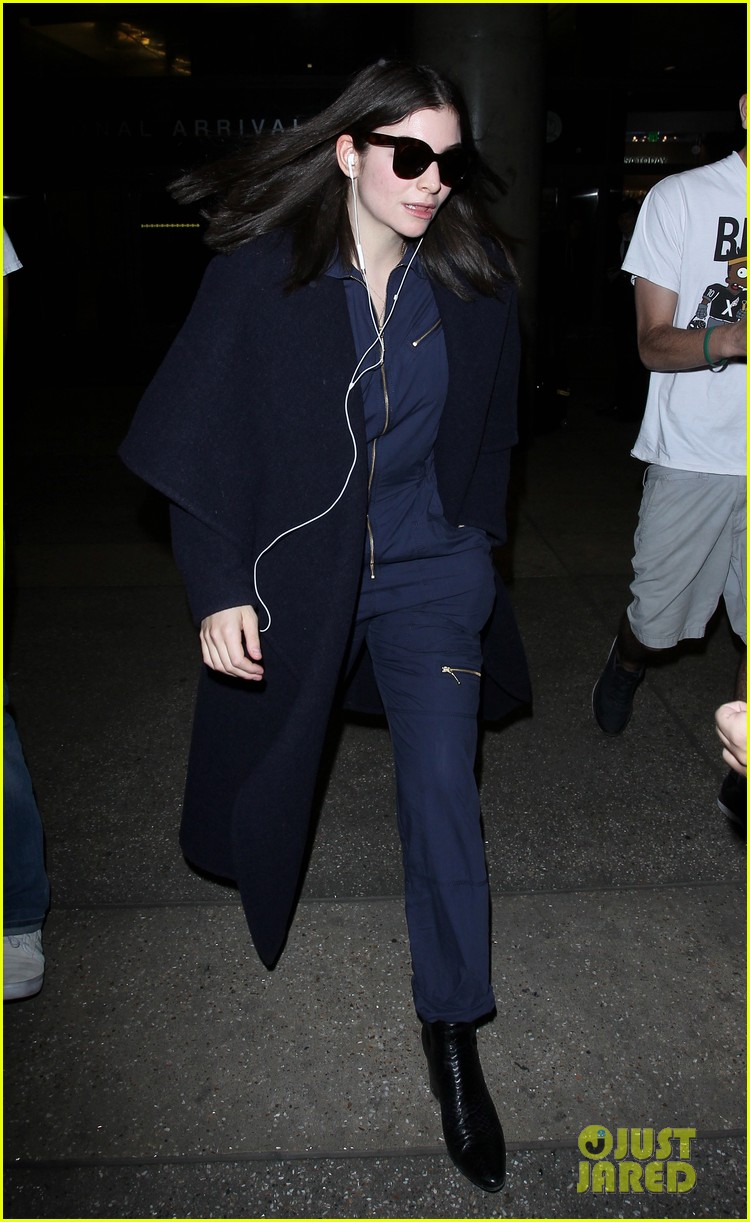 lorde admits nervousness bowie brits lax airport 03