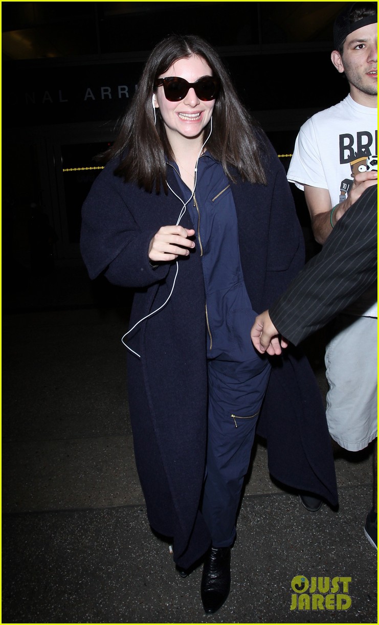 lorde admits nervousness bowie brits lax airport 06