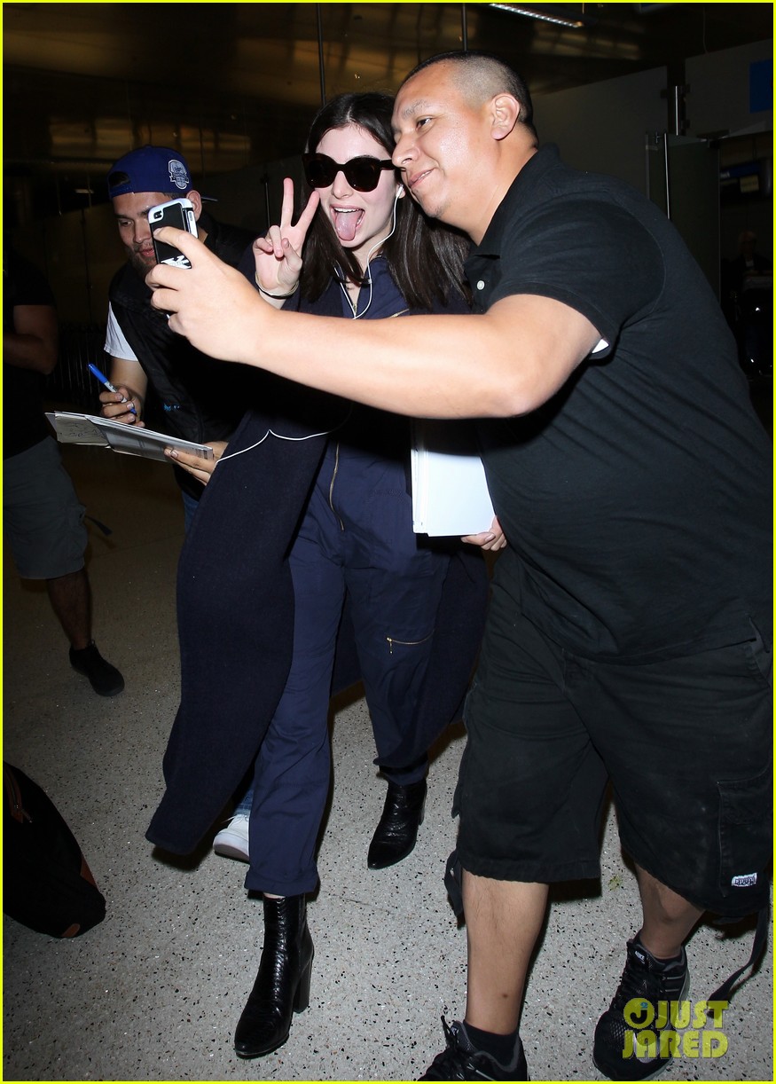 lorde admits nervousness bowie brits lax airport 08