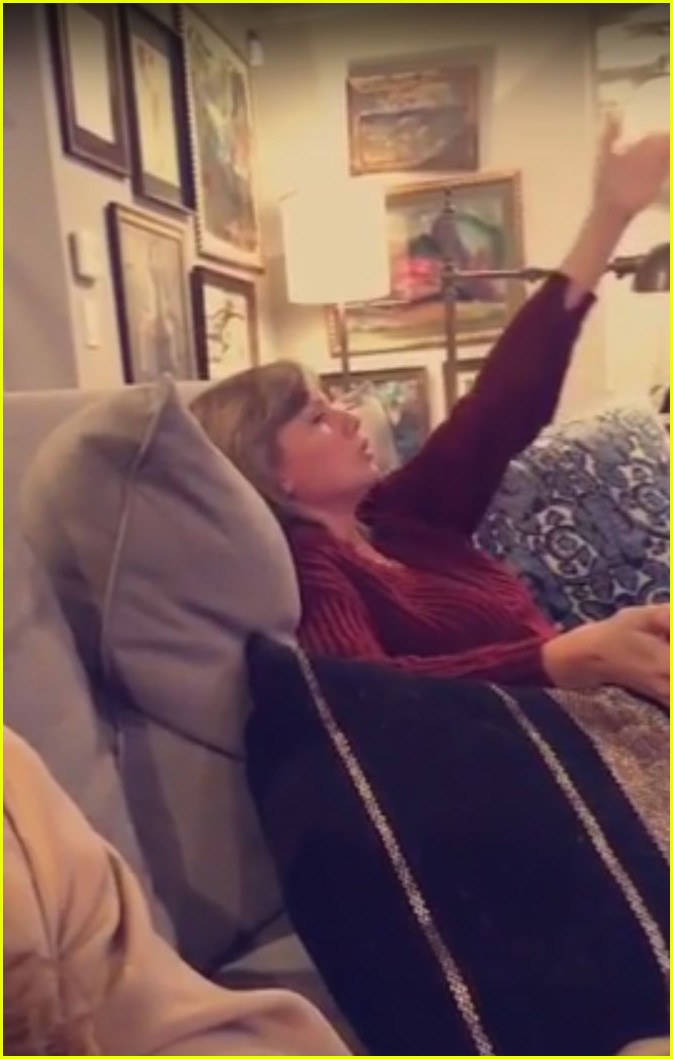 taylor swift sings along to grease live with gigi hadid 01