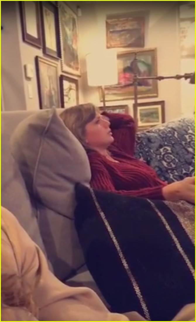 taylor swift sings along to grease live with gigi hadid 03