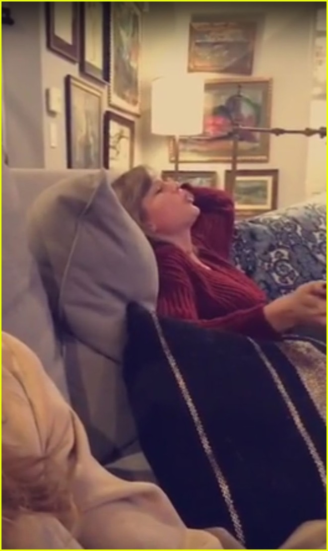taylor swift sings along to grease live with gigi hadid 05