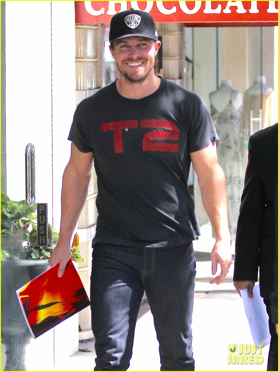 stephen amell joins snapchat 04
