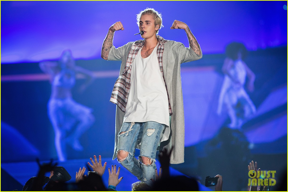 justin bieber debuts new song insecurities on tour 01