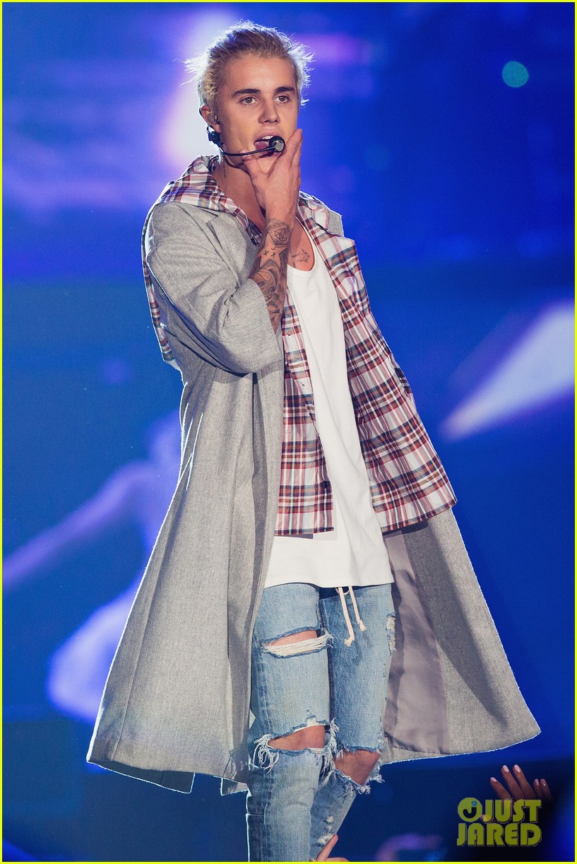 justin bieber debuts new song insecurities on tour 03