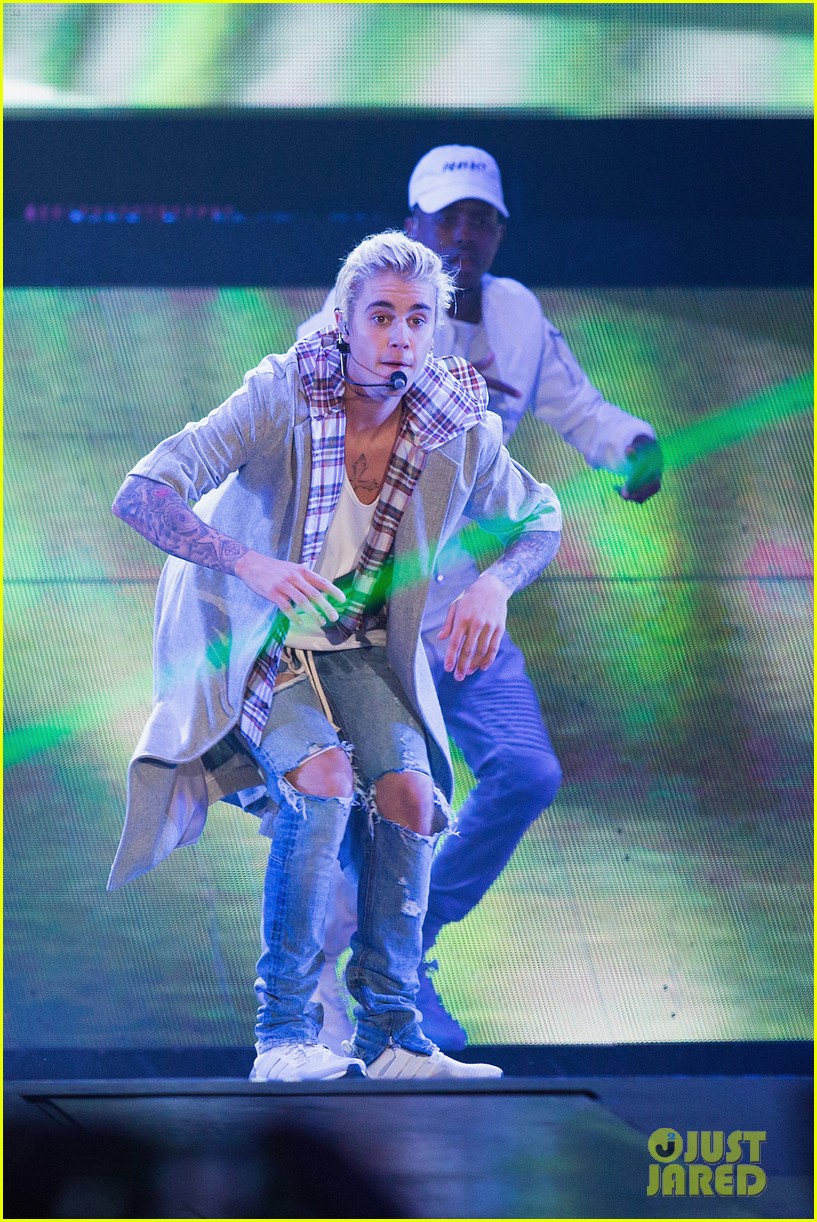 justin bieber debuts new song insecurities on tour 15