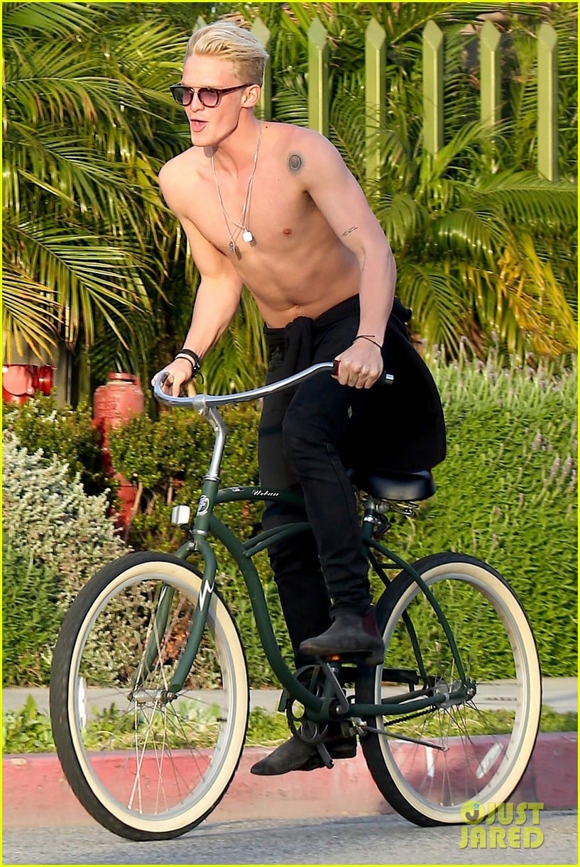 cody simpson shirtless bike ride venice 01