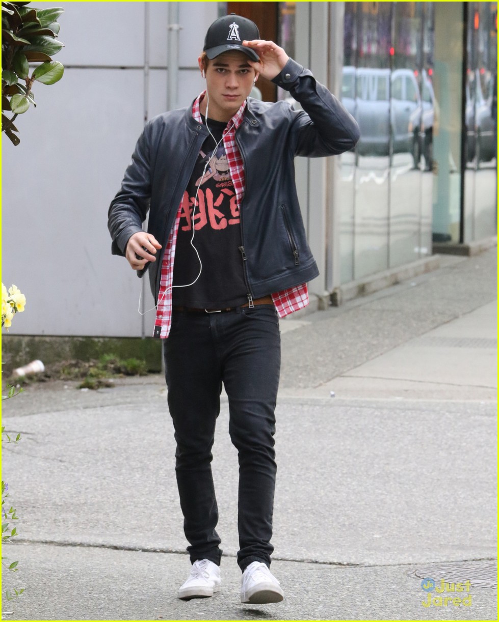 cole sprouse kj apa vancouver lunch riverdale 04