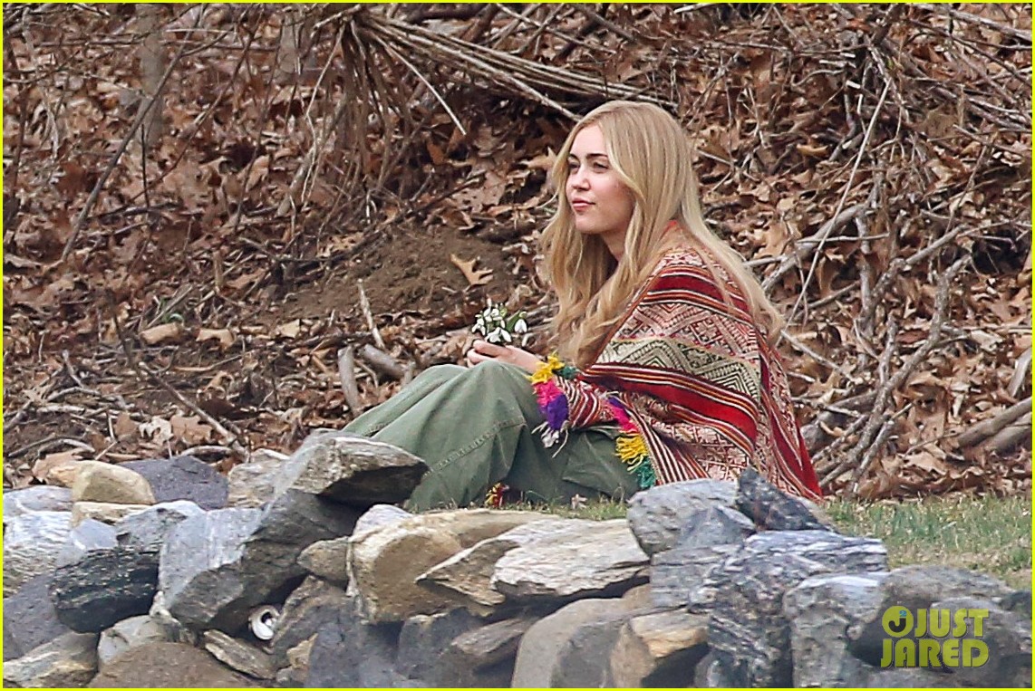 miley cyrus brings back long hair for woody allen project 11