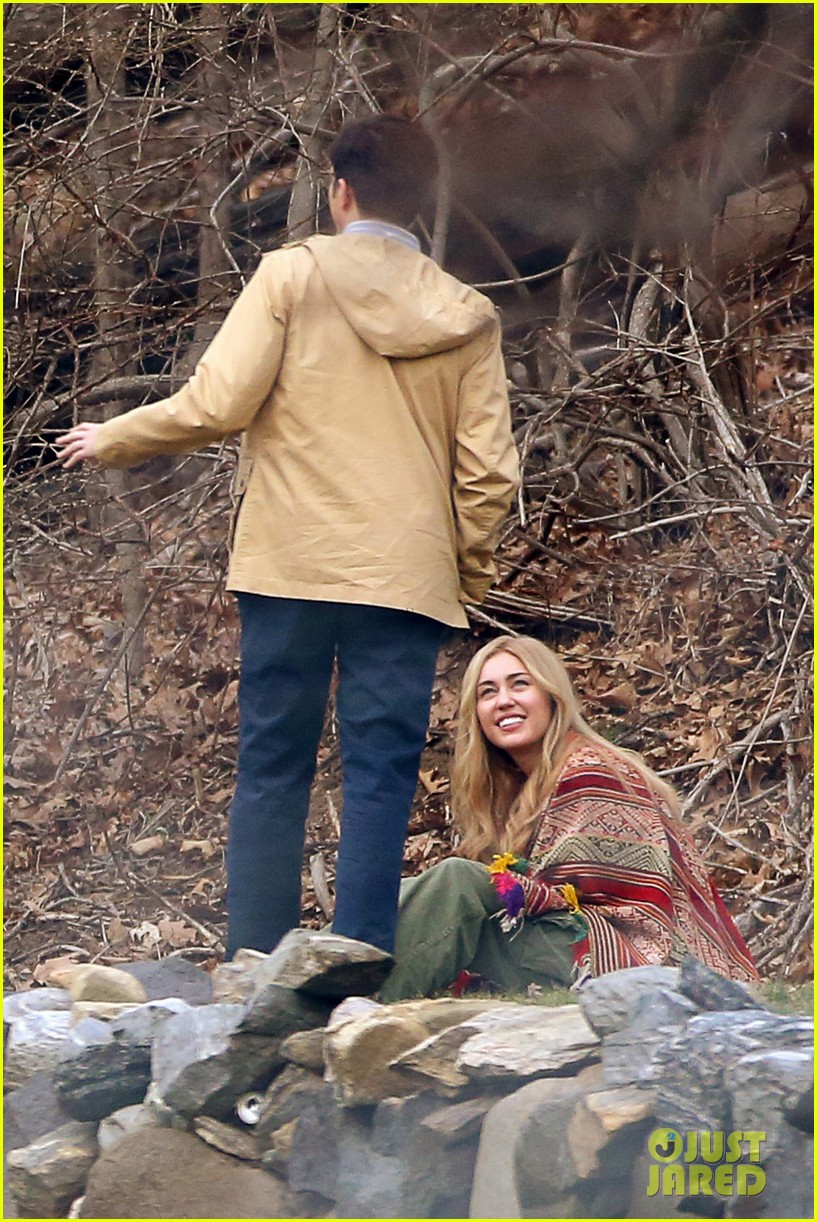 miley cyrus brings back long hair for woody allen project 24
