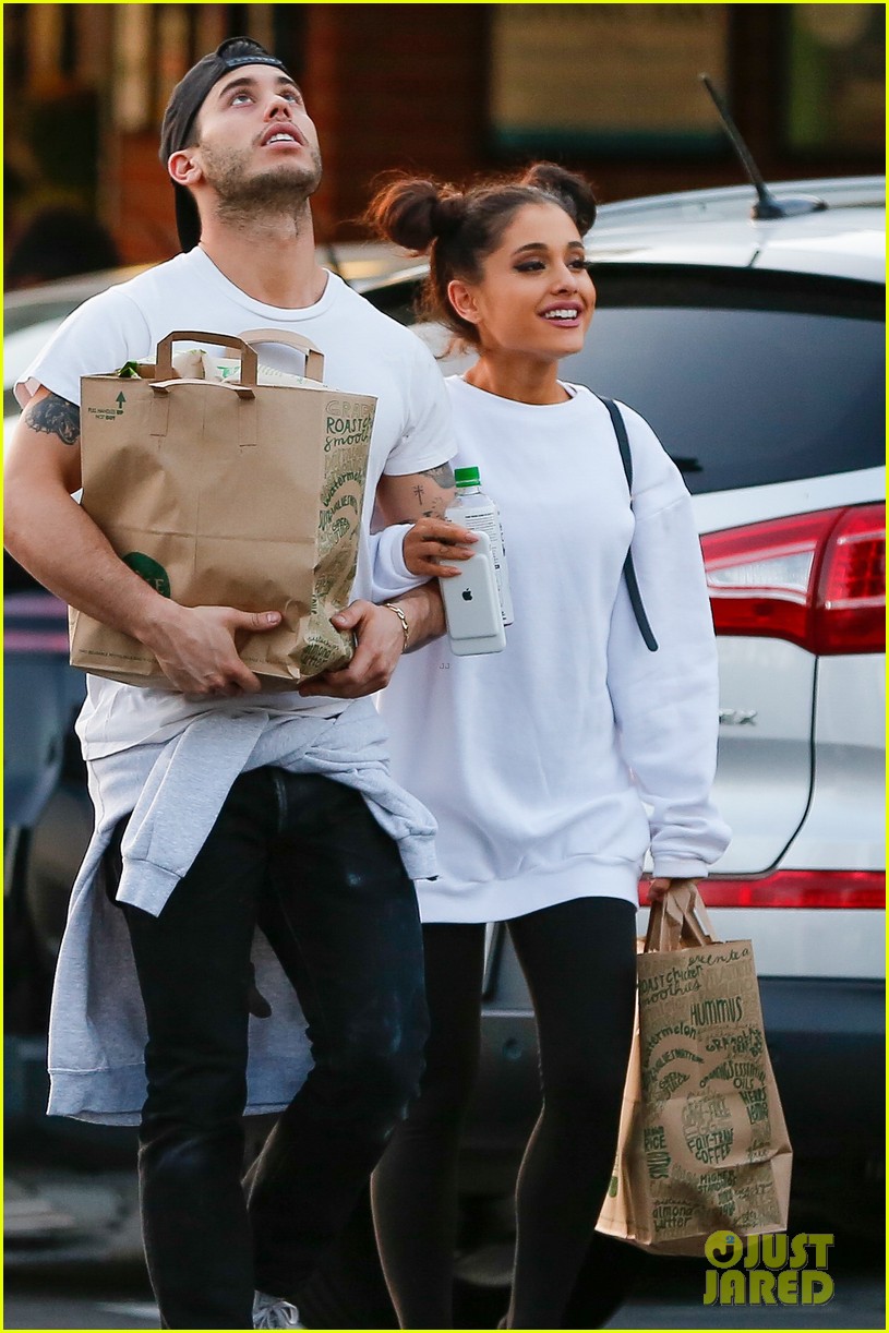 ariana grande boyfriend ricky alvarez hold hands grocery shopping 04