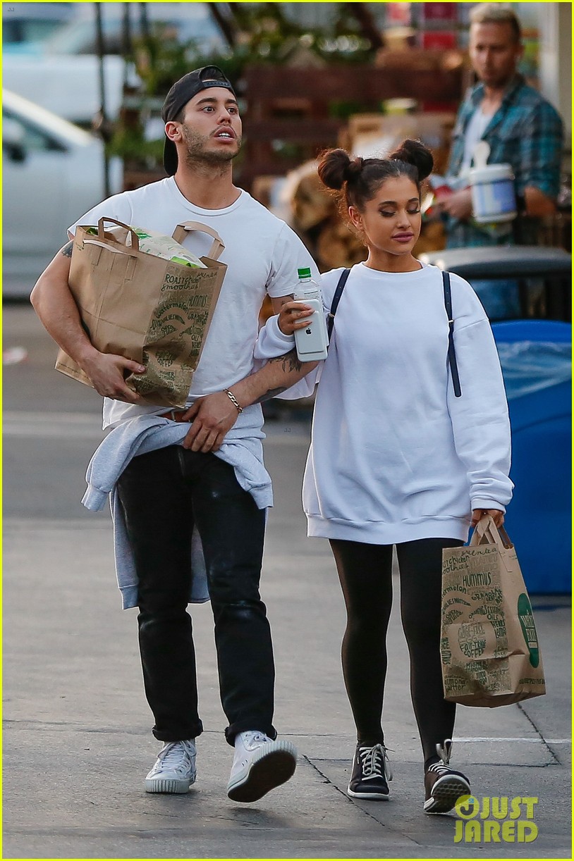 ariana grande boyfriend ricky alvarez hold hands grocery shopping 19