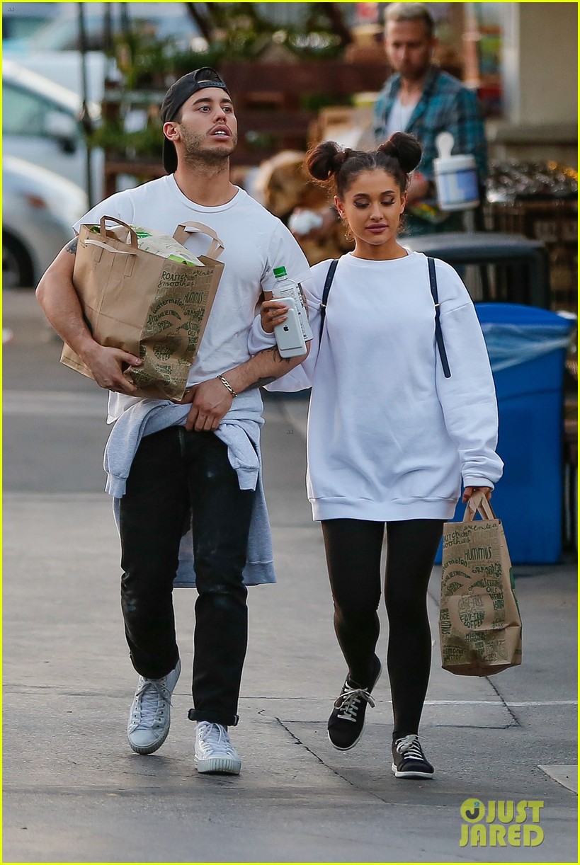 ariana grande boyfriend ricky alvarez hold hands grocery shopping 20