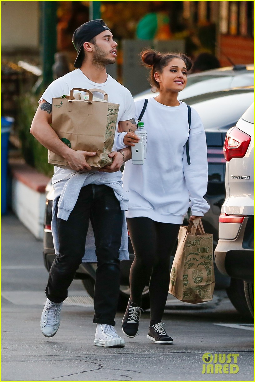 ariana grande boyfriend ricky alvarez hold hands grocery shopping 26