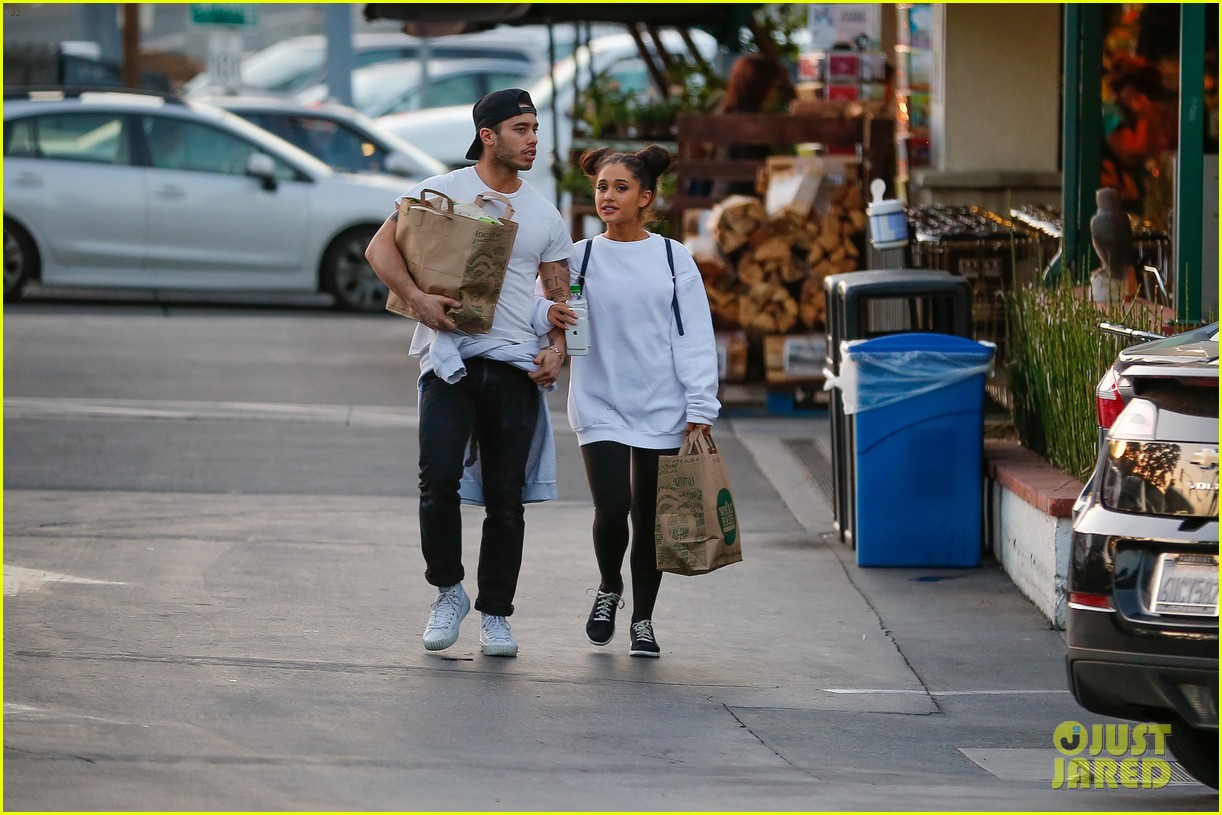ariana grande boyfriend ricky alvarez hold hands grocery shopping 41