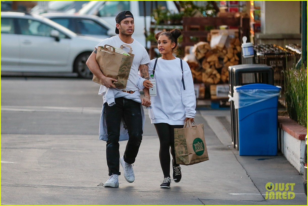 ariana grande boyfriend ricky alvarez hold hands grocery shopping 44