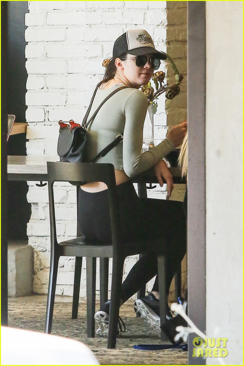 kendall jenner hailey baldwin hang out gym after img news 12