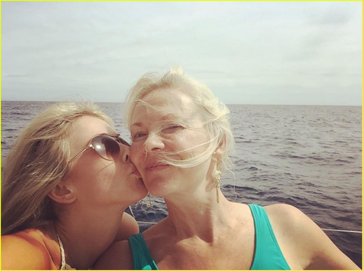 julianne hough mom sisters cabo 11