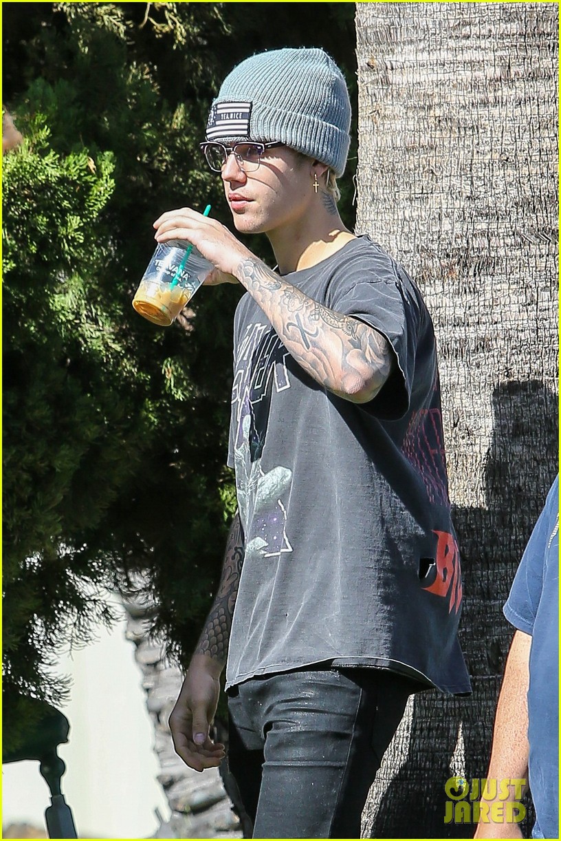 justin bieber plays a morning game of mini golf 04
